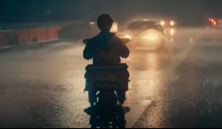 雨夜逆行场景